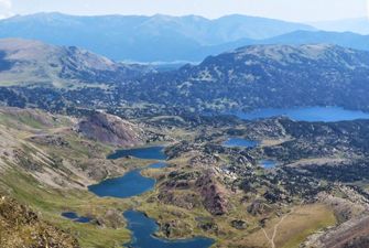 Vue depuis le pic du Carlit sur les étangs des Bouillouses