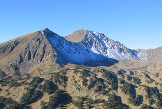 Vue sur les pics Pérics surplomants le site naturel classé Les Camporells