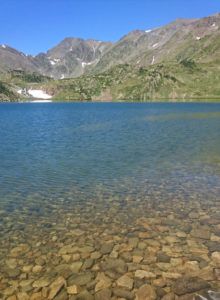 Lac d'altitude sur le site des Bouillouses avec vue sur le Carlit