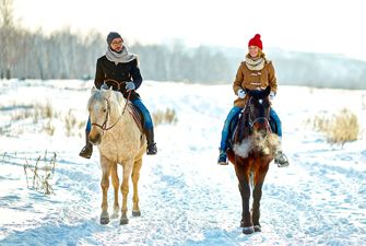 Randonnée à cheval dans la neige en hiver à Font-Romeu