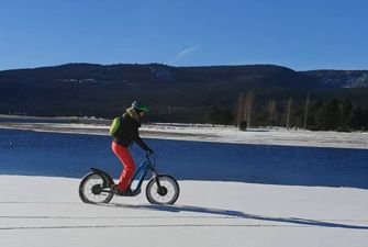 Trottinette électrique dans la neige sur la station de ski Les Angles