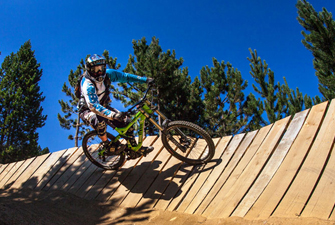 Perfectionnement au VTT des descente avec un moniteur diplômé sur le Bike Park Les Angles