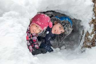 animation pour les familles avec enfants : construction d'igloos