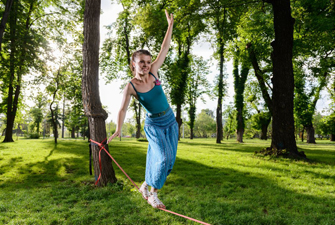 Session perfectionnement en slackline sur la station de ski Les Angles