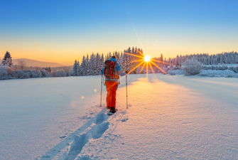 Raid nordique en raquette dans la neige