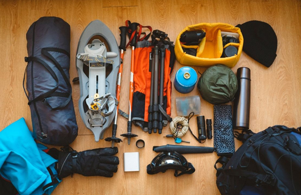 Equipement pour vos vacances à la neige : raquettes, gants, batons, bonnet...