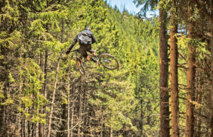 Saut à VTT au DH Les Angles